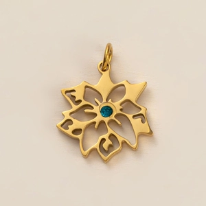 Pendentif flocon de neige doré en acier titane avec une pierre précieuse bleue