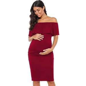 Dettaglio dell'abito premaman rosso vino con elegante scollatura a balze e spalle scoperte