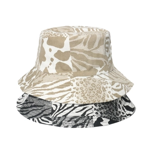 Damen Fischerhut mit Patchwork-Tierprint und Zebra-Leopardenmuster auf weißem Hintergrund