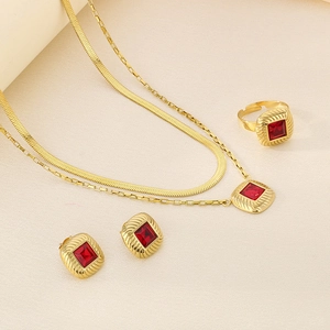 Set di gioielli vintage in oro con gemme rosse quadrate e dettagli metallici strutturati