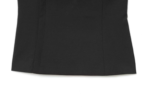 Vue détaillée de l'ourlet piqué sur un haut noir bustier moulant pour femmes