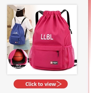 Dettaglio dello zaino a sacco fucsia con tasche a rete, ideale per lo sport e il basket indoor