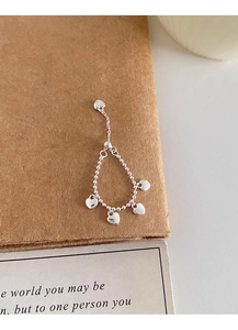 Detailansicht des S925 Sterling Silber Herzperlen-Kettenrings auf Kraftpapier Hintergrund