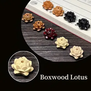 Gros plan détaillé de perles en bois de buis sculptées en lotus pour bijoux DIY