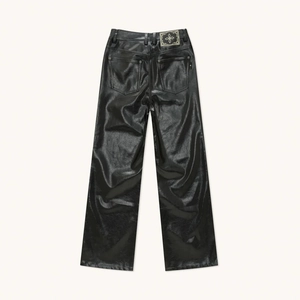 Pantaloni a gamba larga in finta pelle nera lucida con toppa logo a stella sul retro vita
