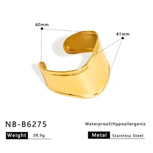 Dettaglio del bracciale rigido largo in acciaio inossidabile placcato oro 18K, larghezza 41mm e 60mm