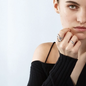 Nahaufnahme eines Models mit zwei minimalistischen silbernen Titanstahlringen für Damen