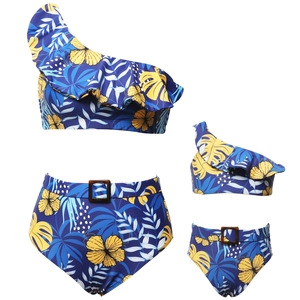 Dettaglio dei bikini coordinati madre e figlia blu navy con stampa floreale e volant