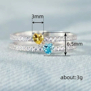 Anello a doppio strato con cuori giallo e blu e pavé di cristalli su base d'argento