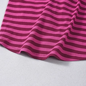 Detail von rosa und lila gestreiftem Rippstrick-Stoff mit geschwungenem Saum