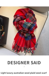 Détail de l'étiquette 100 % laine australienne et du motif tartan rouge de l'écharpe