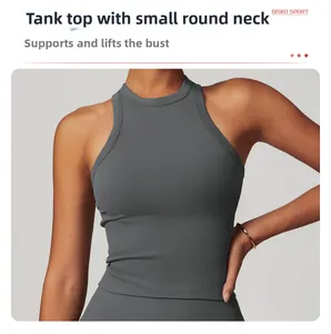 Détail d'un soutien-gorge de sport gris foncé sans couture avec ourlet côtelé