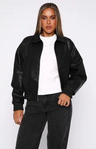 Gros plan détaillé sur la texture en similicuir et le zip du blouson motard noir femme