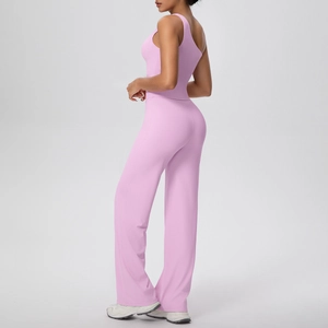 Détail du haut de yoga asymétrique rose et du pantalon de sport large rose