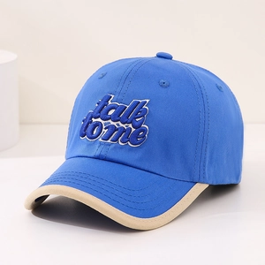 Detail der talk to me Stickerei auf blauer Kinder-Baseballkappe mit khakifarbenem Rand