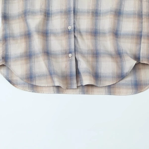 Camicia casual a quadri da donna con orlo curvo e motivo a scacchi blu e marrone