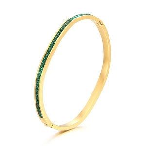 Bracelet ovale en acier titane doré poli avec incrustations de cristaux verts