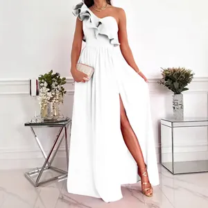 Elegantes weißes One-Shoulder-Maxikleid mit Rüschenausschnitt und hohem Seitenschlitz