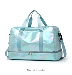 Detail der wasserfesten Fitness-Tasche in Laserblau mit Schuhfach und seitlichen Haken