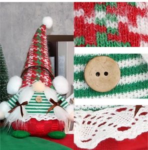 Dettaglio di uno gnomo di Natale con cappello a maglia, bottone in legno e fiocco