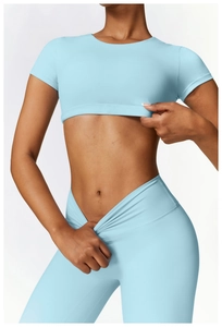 Detailansicht des hellblauen Yoga-Sets mit kurzem Oberteil und elastischer Sporthose