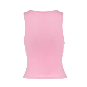 Dettaglio del canotta rosa a costine che mostra la trama del tessuto e il retro