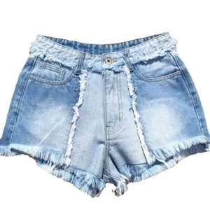 Short en jean bleu clair avec franges et ourlet brut sur fond blanc immaculé