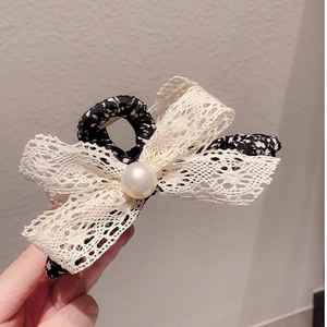 Pince à cheveux vintage à fleurs avec nœud en dentelle et perle élégante tenue en main