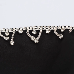 Elegante abito a fascia in raso nero con fiori 3D e dettagli di frange in strass lucidi