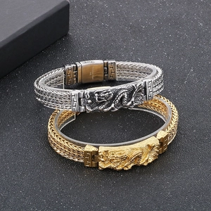 Détail de bracelets dragon en acier 316L avec motifs d'écailles de dragon gravés en relief