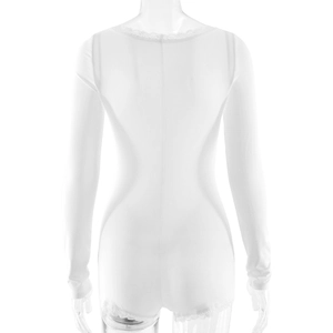Détail d'un body blanc avec bordure en dentelle et tissu texturé semi-transparent