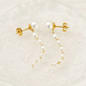 Elegant 18K gold plated stainless steel fringe earrings with gradient white pearls