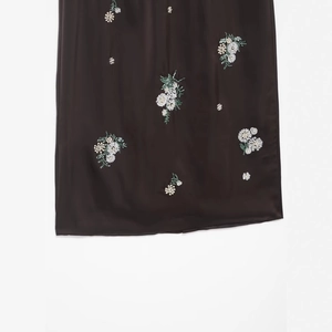 Jupe en satin marron café avec broderies florales vertes et détails de perles