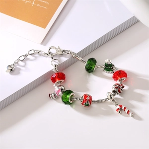 Bracelet de Noël DIY avec perles rouges et canne du Père Noël sur chaîne serpent argent