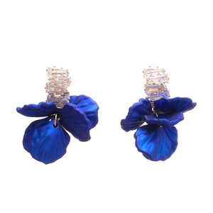 Boucles d'oreilles fleuries plaquées or avec pétales bleu Klein et cristaux brillants