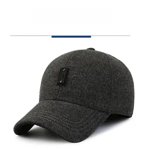 Dettaglio cappello baseball grigio scuro in tessuto spesso con etichetta metallica
