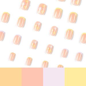 Faux ongles courts carrés avec pointes French jaune et violet et motifs floraux