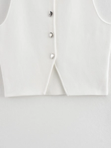 Détail du gilet en maille blanc avec trois boutons argentés irréguliers effet métal liquide