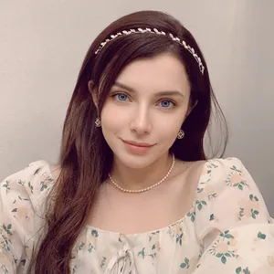 Set elegante con cerchietto strass collana di perle e orecchini su una modella