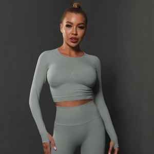 Détail d'ensemble yoga sans couture gris-vert avec passe-pouces et texture gainante