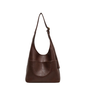 Dunkelbraune Leder-Tote-Tasche in Halbmondform mit verstellbarem Schultergurt vorne