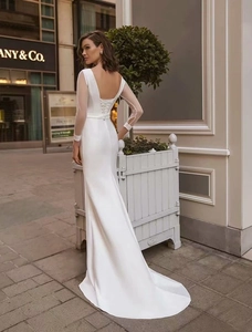Détail de la robe de mariée sirène en satin blanc avec dos nu et laçage croisé