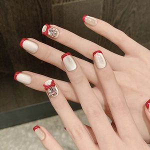 Unghie finte corte rosse occhio di gatto, design francese con strass e fiocchi rossi