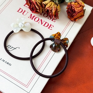 Elegant acetate flower hair ties with pearls and tortoiseshell patterns for ponytails