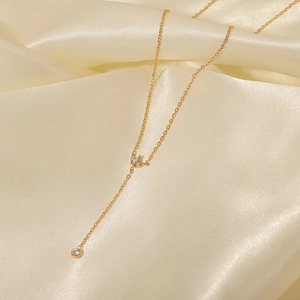 Collier en titane or 18 carats de style français avec pendentif feuille et zircon blanc