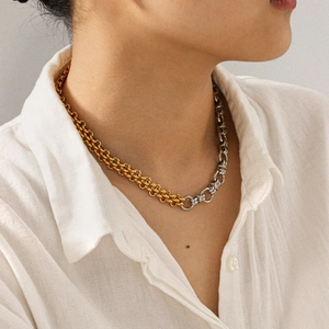 Zweifarbige Halskette in Gold und Silber mit doppellagigem Ketten-Design aus Metall
