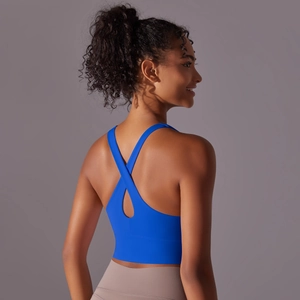 Détail de la brassière de sport bleu roi avec dos croisé et large bande de maintien