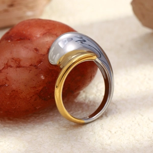 Détail d'une bague torsadée bicolore en acier inoxydable plaqué or 18 carats