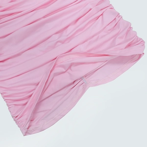 Détail de l'ourlet de la robe rose avec fronces élégantes et coutures de précision