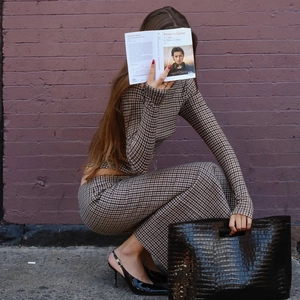 Tenue deux pièces à carreaux marron avec un grand sac cabas noir motif crocodile